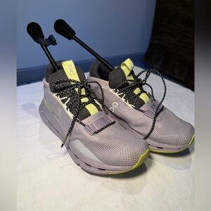 On Cloud Light Gray Sneakers with Yellow Highlights